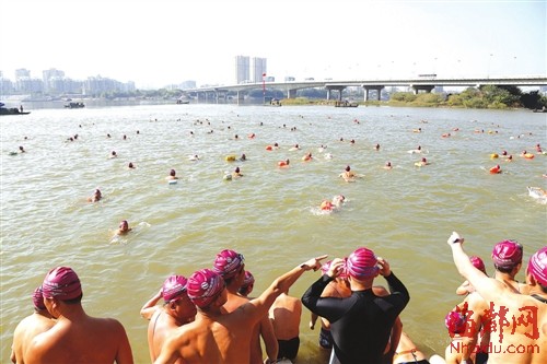 新年第一天千人游闽江 13℃的江水中劈波斩浪