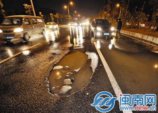 南迎宾大道上，一大一小两坑内都积满水