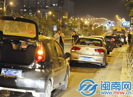 爆胎的车辆在路边排起长队
