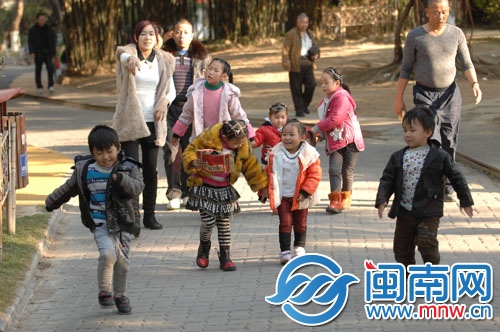 阳光下，孩子们在散步、嬉戏