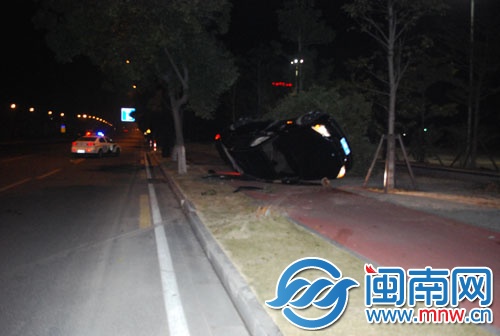民警到达现场时，姚某的车侧翻在路边