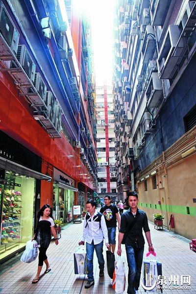 “购物狂”大包小包买东西