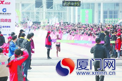 女子组冠军玛瑞·迪巴巴冲刺瞬间