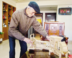 八旬老人制作微型古农具