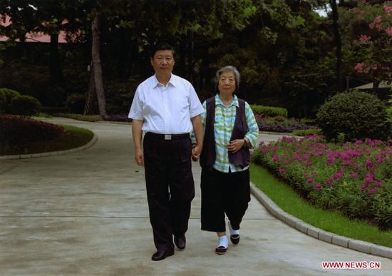 习近平和母亲齐心散步