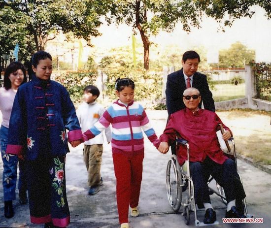 这是习近平与父亲习仲勋、妻子彭丽媛、女儿的家庭照