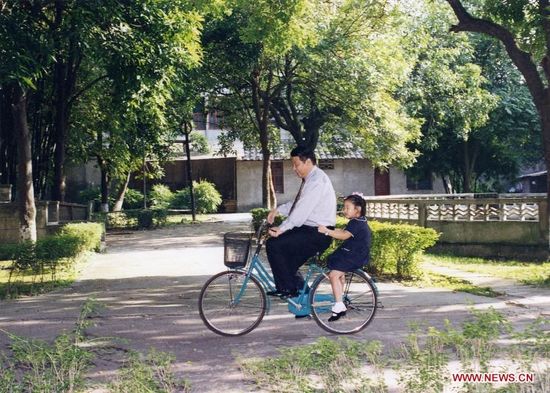 这是习近平在福州带女儿玩耍