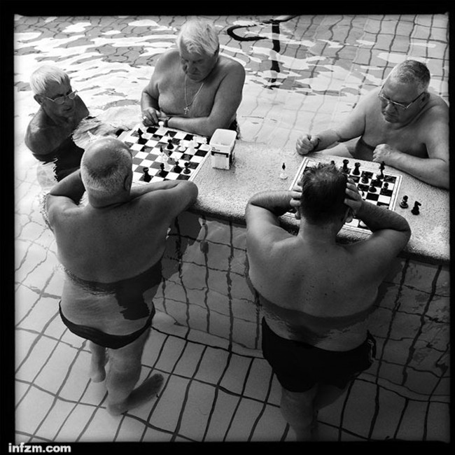 布达佩斯浴室里下棋的人