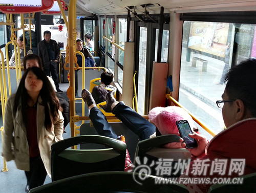 福州1路公交车惊现“翘脚女汉纸” 文明尽失