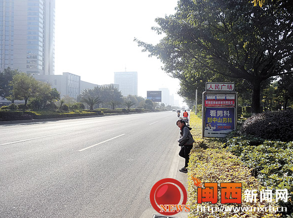 龙岩大道公交停靠无“港湾”乘客上下不安全