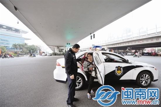 民警在泉州市区坪山路与泉秀街路口将乞讨者劝离，送 