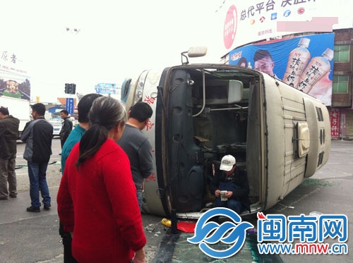 中巴车头挡风玻璃脱落，乘客便从车头爬出来