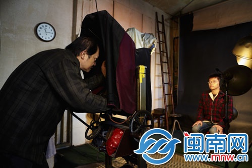 老陈用许久未动的大画幅相机，为本网记者拍了一张照片