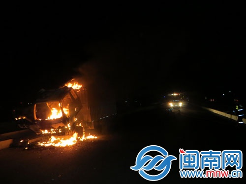 货车车头陷入火海