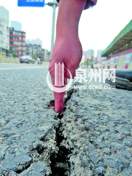 裂缝最宽处能伸进两根手指