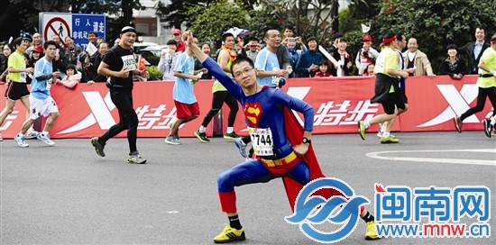 孙小墨参加了十多场马拉松，每次必穿超人装