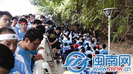 不少选手跳下演武大桥