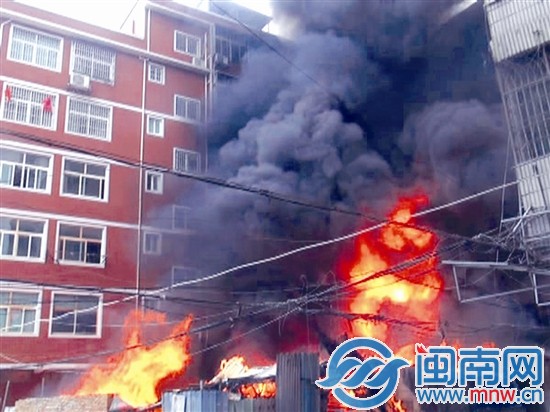 废品回收站燃起熊熊大火
