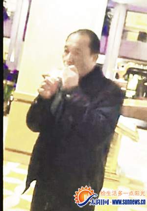 视频中该男子态度嚣张