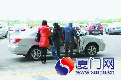 乘客被人拉走，坐上黑车