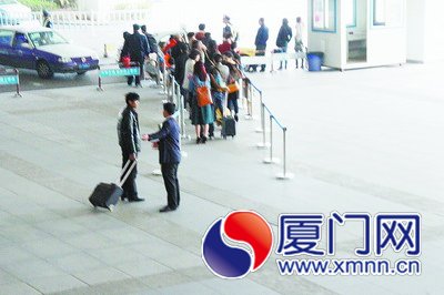 黑衣男子拉客，与正规出租车争夺客源
