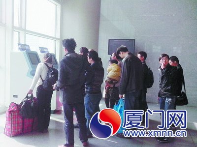 厦门北站的自助取票机前，取票的乘客排长队