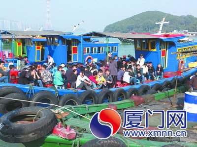 人多时，渔船满载，摇摇晃晃让人心惊