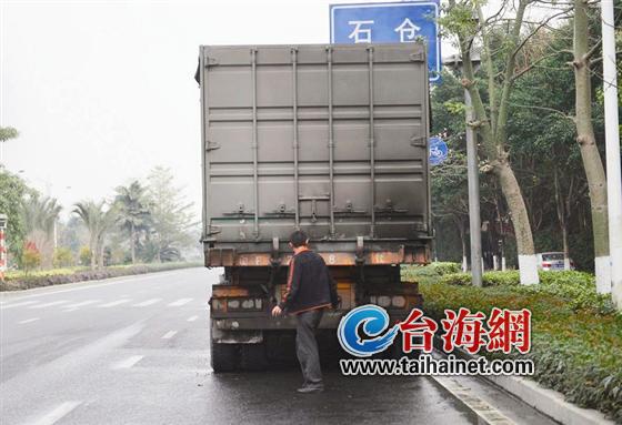 货车消防支队门口发生自燃