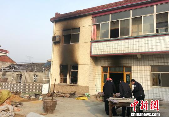 警方侦技人员案发现场开展火灾原因调查、现场勘查等 