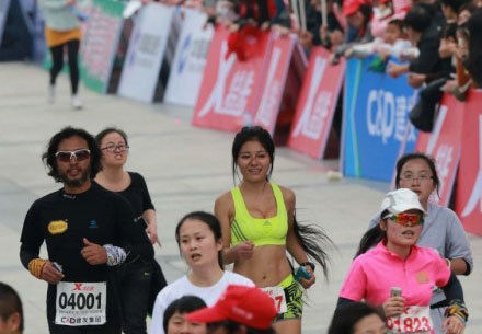 最美马拉松女孩火了 跑步狂人要跑100个全程3