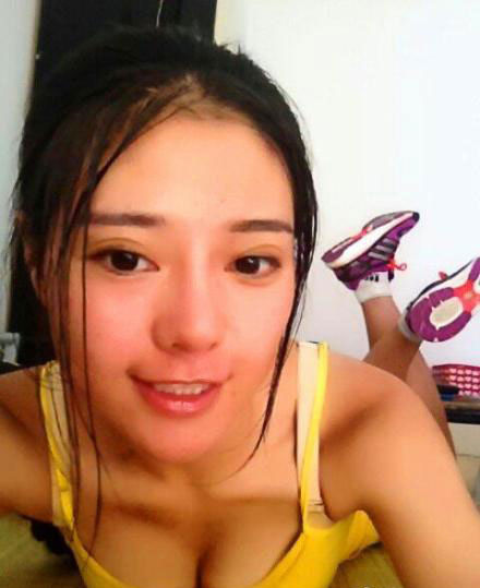 最美马拉松女孩火了 跑步狂人要跑100个全程6