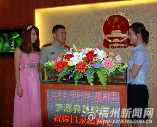 90后女孩爱上结婚证登记 获全国优秀颁证员美誉