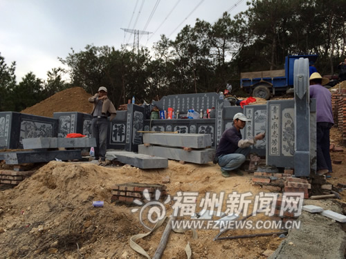 毁500平米林地建起两座豪华墓 涉事人被警方调查