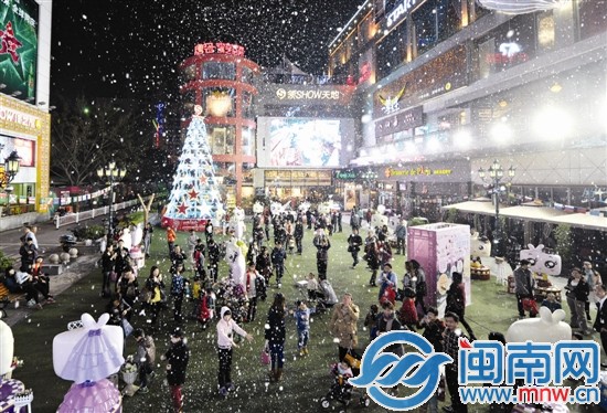 昨晚9点，泉州市区领秀天地，“人工造雪”吸引很多 