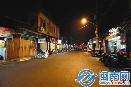 昨晚不到9点，泉州市区西街，多家店铺已经关门，路 