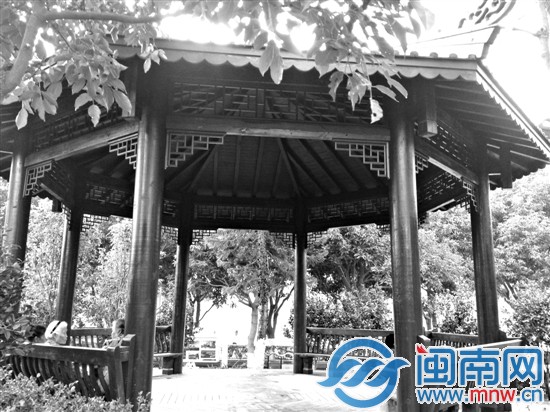 凉亭建好后吸引游人前去休息