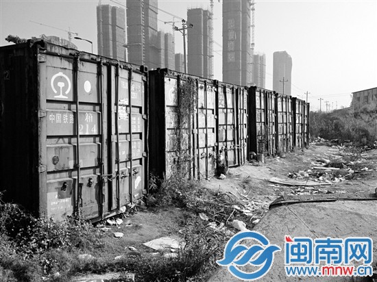 安置房工地被失窃的储物集装箱