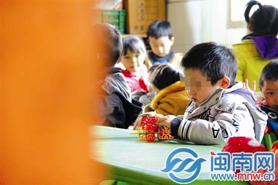 七岁的小辛（化名），目前是幼儿园里年龄最大的