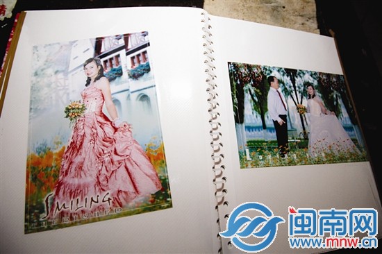 他只能拿着他们在越南拍的婚纱照回忆“新娘”