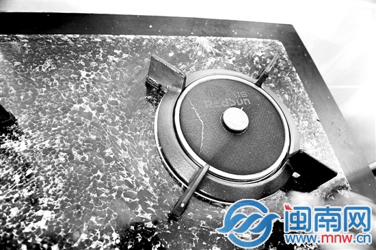 灶台玻璃面布满裂痕