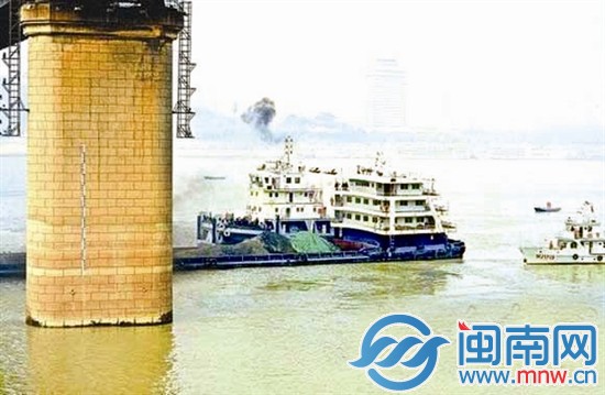 9000吨货轮撞击56岁武汉长江大桥