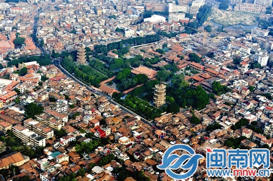 本报去年年底航拍图片，东西双塔屹立，红砖古厝环绕 