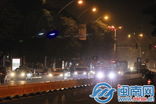 不少小车开着远光灯