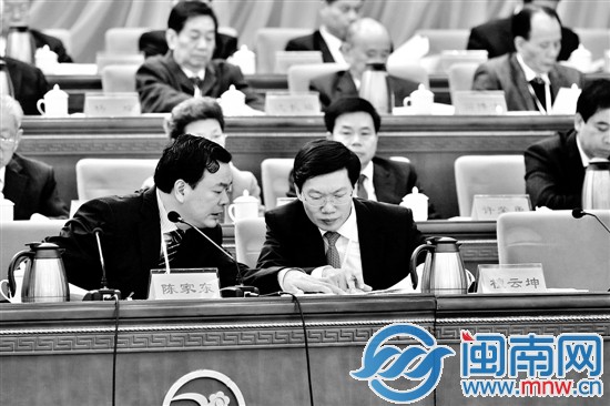 政协开幕式上，漳州市委书记陈家东与代市长檀云坤交流