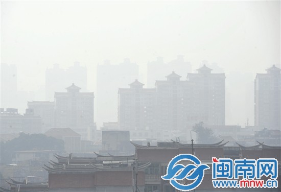 远处一片苍茫，高楼大厦影影绰绰