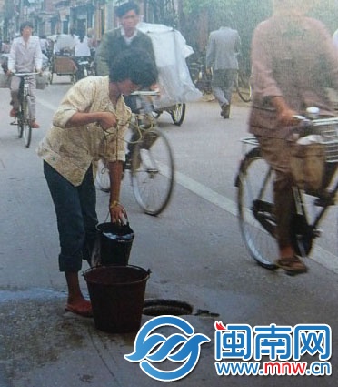 西街路中取水场景