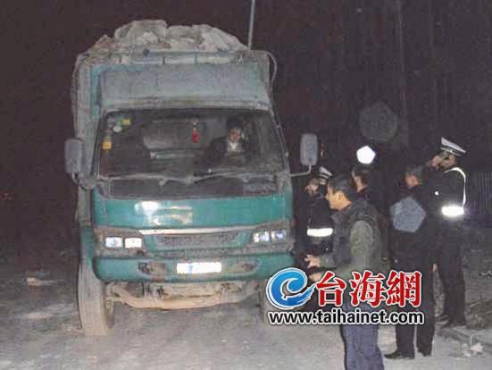 土方车满载盗挖来的高岭土