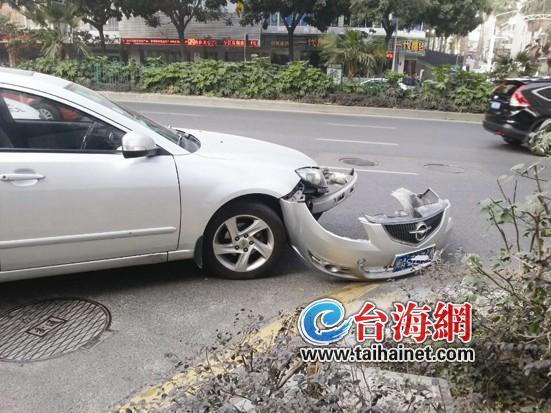 小车与公交车发生碰撞，前挡装置被撞掉了