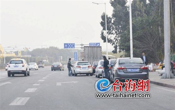 嘉禾路成功大道入口处违章停车