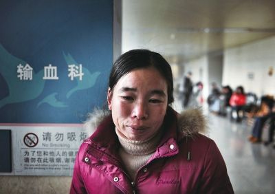 谈及女儿的病情，徐清清的妈妈流下了泪水